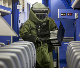 Amsterdam, Schiphol, 05 februari 2014
Tijdens een oefening worden Explosieven Verkenners en explosieven speurhonden van de Marechaussee samen met de Explosieven OpruimingsDienst Defensie getraint in een scenario met een bom in een vliegtuig. Svg+xml,%3Csvg%20xmlns%3D%22http%3A%2F%2Fwww.w3
